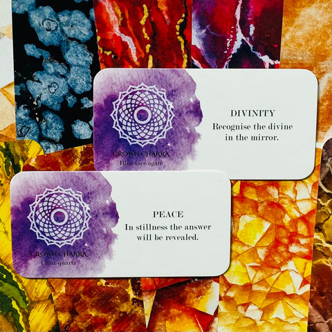 čakrų kortelės su violetiniu vainiko čakros dizainu, dvi kortelės (Divinity, Peace) ant spalvoto agato fono