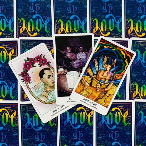 tarot kortos fanuotos trijulė su 'Five of Cups' ir 'Three of Cups' iliustracijomis ant spalvingų nugarėlių