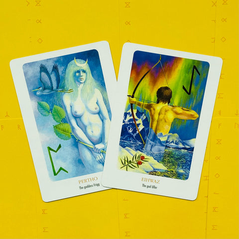 Tarot kortos Pertho ir Eihwaz iš ryškios kolekcijos, dvi atviros kortos laisvai pakreiptos ant geltono fono