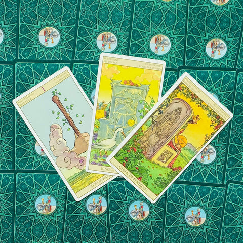 Tarot kortos Rider–Waite stiliaus, trijų kortų išdėstymas — Lazdų tūzas, Monetų karalius ir Monetų karalienė ant žalių nugarėlių