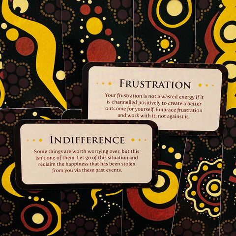 Kortos oracle: artimas dviejų kortų — „Frustration“ ir „Indifference“ — fragmentas su juodu, geltonu ir raudonu ornamentuotu fonu