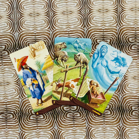 Tarot kortos trijų kortų išdėstymas su ryškiomis, pasakojančiomis iliustracijomis (numeruotos 2–4) ant raštuoto fono