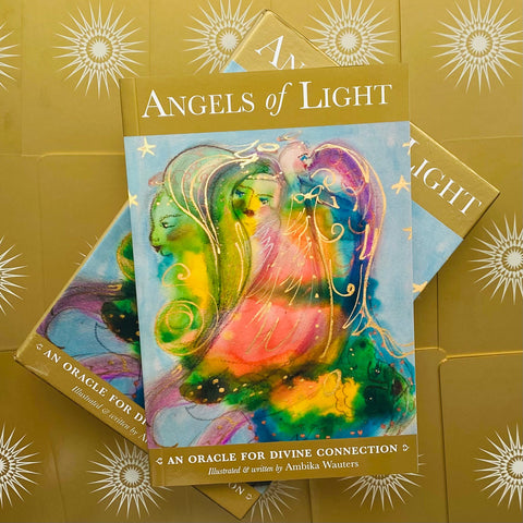 Angels of Light kortų rinkinys su spalvingu angelo viršeliu ir aukso fono raštu, rodoma viršutinė dėžutė