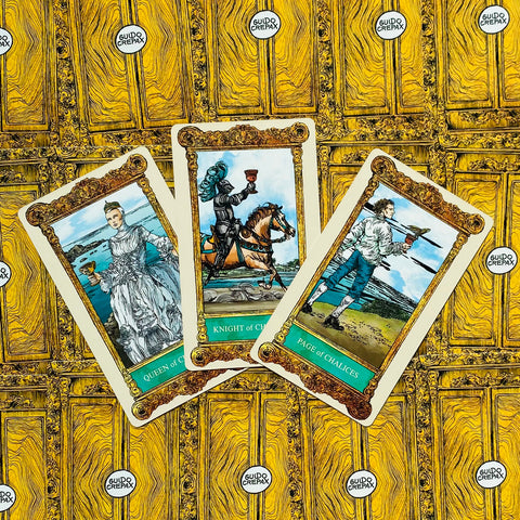 Tarot kortos Guido Crepax, trijų chalicų kortų priešai fanuoti ant auksinio nugarėlių rašto, detalus variantas