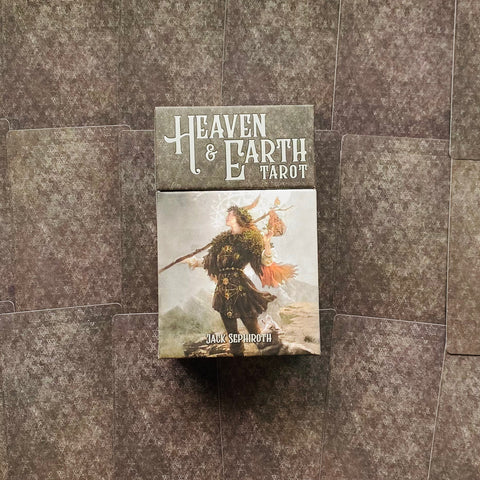 tarot kortos Heaven & Earth dėžutė su Jack Sephiroth viršeliu, matiniai rudi nugarėlių raštai fone, fotografuota iš viršaus