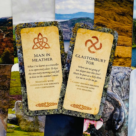 Kortos: dvi orakulo kortos smėlio ir žalių keltų rėmų, „Man in Heather“ ir „Glastonbury Tor“ variantai meditacijai