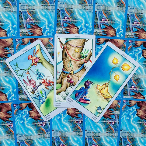 tarot kortos fėjų iliustracijomis – trijų kortų išdėstymas (3, 4 ir 5 lazdelės) ant mėlynų nugarėlių, ryškios spalvos ir detalių variantas