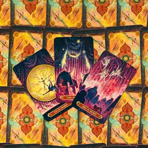 taro kortos komplektas su trimis atverčiomis kortomis (Three/Four/Five of Swords), violetinė–rožinė iliustracija ir žvaigždėtas fonas, frontalus išdėstymas