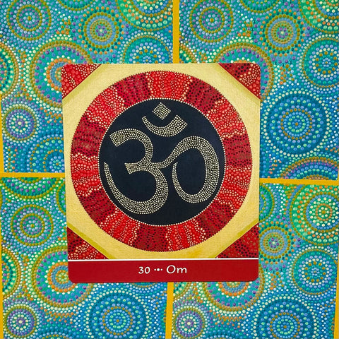 Om kortelė 30: juodo centro su baltomis taškelėmis ir raudonai-geltonu rėmu, meditacijos kortų komplekto variantas.