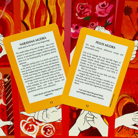 mudra kortos — dvi geltonos (numeros 11 ir 12) arti, aiškūs tekstai ir ryškus raudonas fonas, skiriasi dizainu