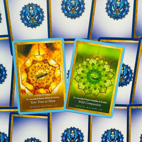 Kortų rinkinys Crystal Masters dvi atviros kortos – geltona „Your Time to Shine“ ir žalia „Wild Compassion“, mėlynos nugarėlės