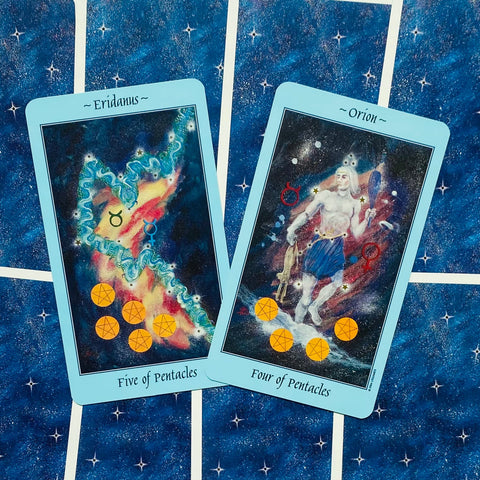 tarot kortos mėlynais rėmeliais: Eridanus (Five of Pentacles) ir Orion (Four of Pentacles) su auksiniais pentakliais ant žvaigždėto fono