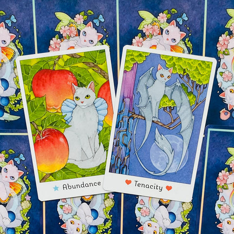 Tarot kortos dviejų kortų išklotinė: Abundance su raudonomis obuoliais ir Tenacity mėlynoje nakties scenoje