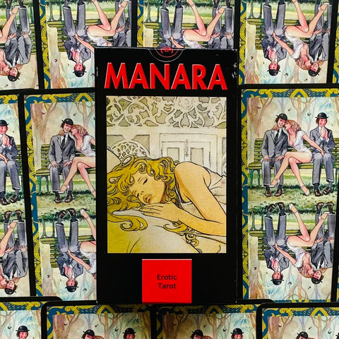 Manara erotinis taro rinkinys: juoda dėžutė su gulinčios moters iliustracija ir ryškiu raudonu logotipu, kortų nugaros raštai fone, pagrindinis produkto vaizdas