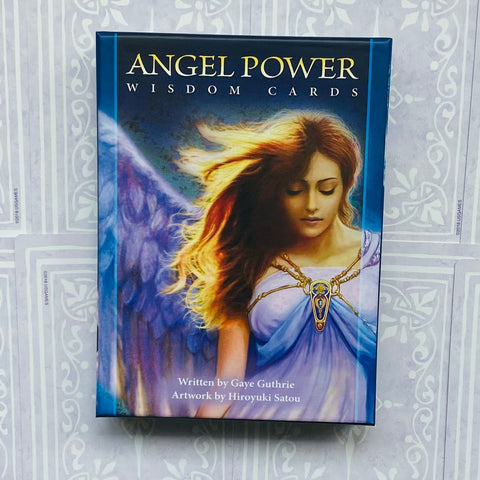 Angelų kortos Angel Power, mėlyna dėžutė su angelės portretu viršelyje, autoriai Gaye Guthrie ir Hiroyuki Satou
