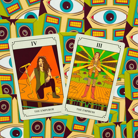 tarot kortos dvisetis su Emperor ir Empress iliustracijomis, ryškus retro garsiakalbių ir akių raštas fone