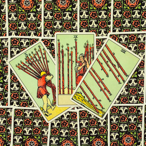 Tarot kortos komplektas su trimis Lazdų kortomis (Rider‑Waite stilius), žaliu nugarėlių raštu ir kampiniu išdėstymu