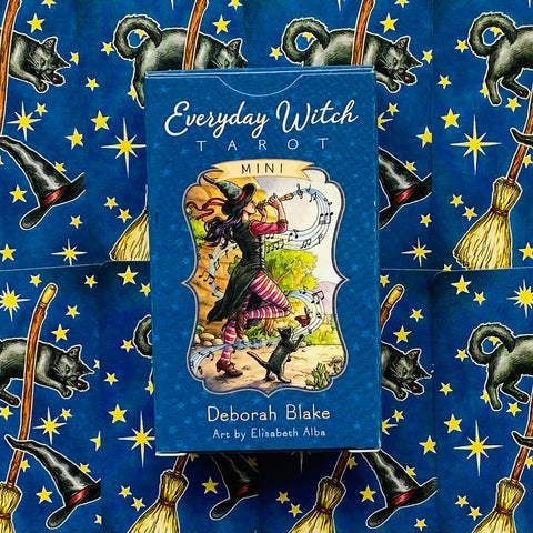 Tarot kortos Everyday Witch Mini, Deborah Blake, mėlyname dėkle ant mėlyno fono su raganos skrybėlėmis, parodytos iš priekio