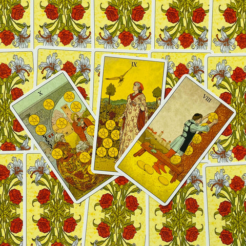 Tarot kortos klasikinės, trijų kortų kompozicija iškeltu kampu ant geltonai gėlėto kortų nugarėlės