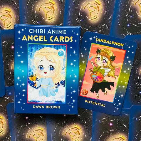 Angelų kortos Chibi Anime: mėlynas dėklas su Dawn Brown viršeliu ir atversta korta Sandalphon – Potential, ryškios spalvos ir detalė
