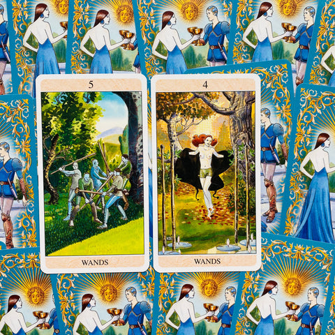 Tarot kortos – dvi Wands kortos (4 ir 5) su mėlynomis ornamentuotomis nugarėlėmis, skirtos išsamiai kortų traukai