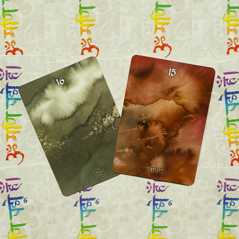 Tarot kortos su numeriais: dvi atviros kortos (15 ruda, 16 pilkai žalia) kampu, abstraktinės akvarelės tekstūros ant baltos dėžutės fono