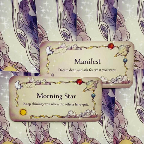 Orakulo kortelės: dvi vardinės kortos „Manifest“ ir „Morning Star“ su planetų ornamentika ant pastelinio, žvaigždėto fono