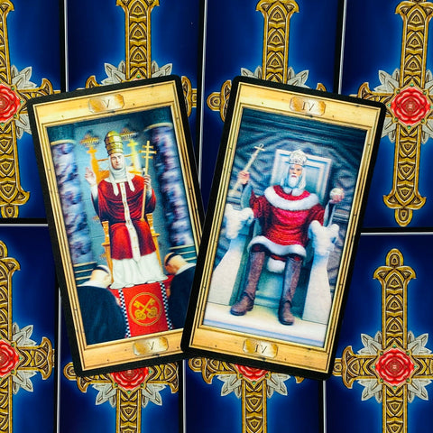 tarot kortos Rider–Waite stiliaus: dvi atviros didžiosios arkos kortos (V Popiežius ir IV Imperatorius) ant mėlyno ornamentuoto nugarėlių fono