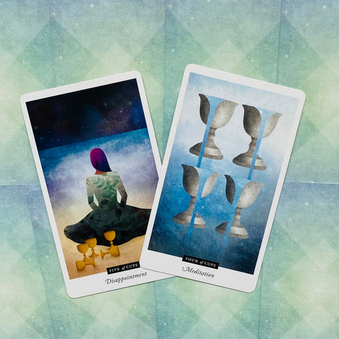 Taro kortos, dvi atverstos kortos (Five of Cups „Disappointment“ ir Four of Cups „Meditation“) ant žalsvai mėlyno fono, detalios iliustracijos