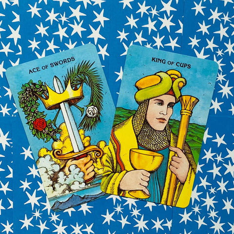Tarot kortos — retro Rider Waite variantas, parodytos Ace of Swords ir King of Cups ant mėlyno žvaigždėto fono