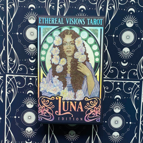 Tarot kortos Ethereal Visions Luna leidimas, holografinė priekinė dėžutė su moters iliustracija ant mėlyno ornamentuoto fono