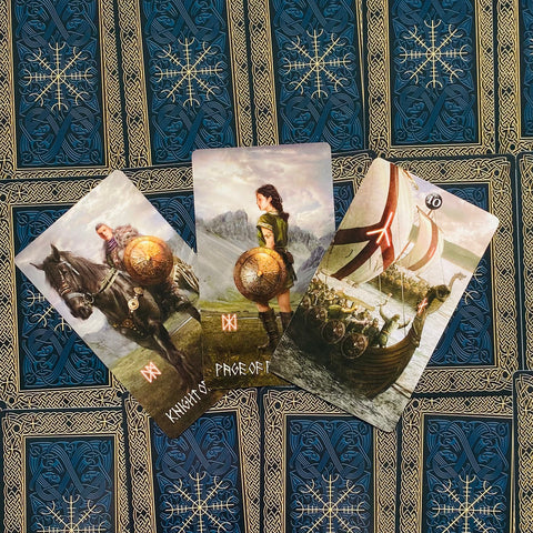 Tarot kortos Vikingų stiliaus, trijų atvertų kortų išklotinė su mėlynai auksiniu nugarėlių dizainu