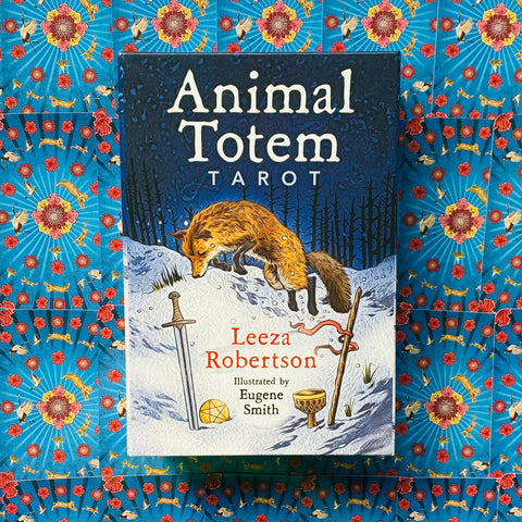 Animal Totem Tarot kortų rinkinys – dėžutės priekinė pusė su lapės iliustracija sniege ir mėlynu raštuotu fone