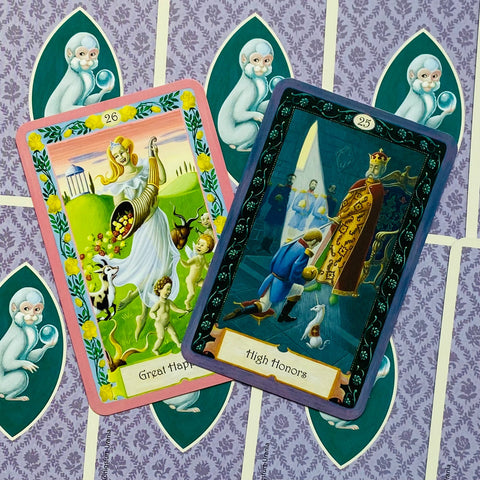 tarot kortos, dviejų kortų išklotė su spalvingomis Great Happiness ir High Honors kortomis ant violetinės ornamentuotos nugarėlės