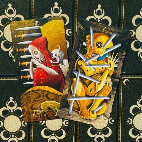 Tarot kortos su siurrealistinėmis iliustracijomis, dvi kortos (IX ir X) geltonos ir raudonos versijos, arti fotografuota