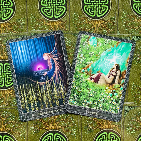 tarot kortos – artimas kadras su dviem atvertomis kortomis "Transformation" ir "Rest" ant žalių keltų nugarėlių