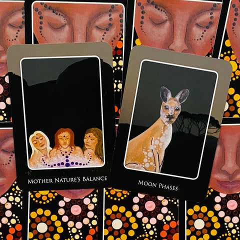 Orakulo kortos: dvi atverstos juodos kortos — „Mother Nature’s Balance“ ir „Moon Phases“, gulsčios ant taškuoto fono