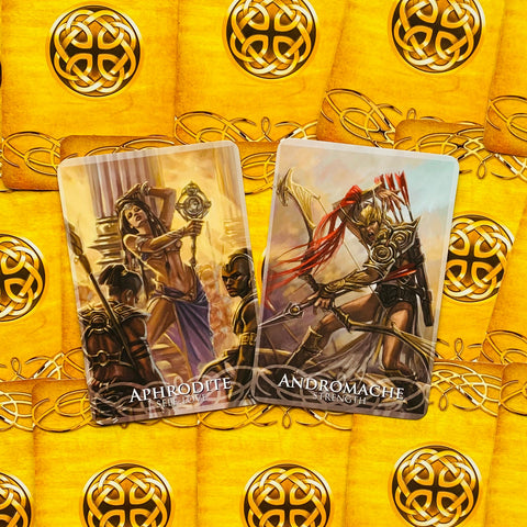 tarot kortos su Aphrodite (Self‑Love) ir Andromache (Strength) kortomis ant auksinio ornamentuoto fono