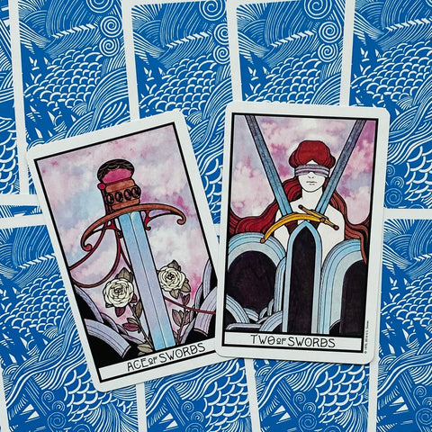 Tarot kortos rinkinys – parodytos Swords kortų priekinės versijos: Ace of Swords ir Two of Swords, mėlyni bangų nugarėlių raštai