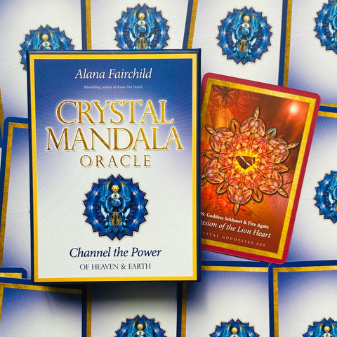 Crystal Mandala Oracle orakulo dėžutė mėlyno su aukso rėmu, priekyje atidengta raudona korta su saulės motyvu, skirta produkto pristatymui