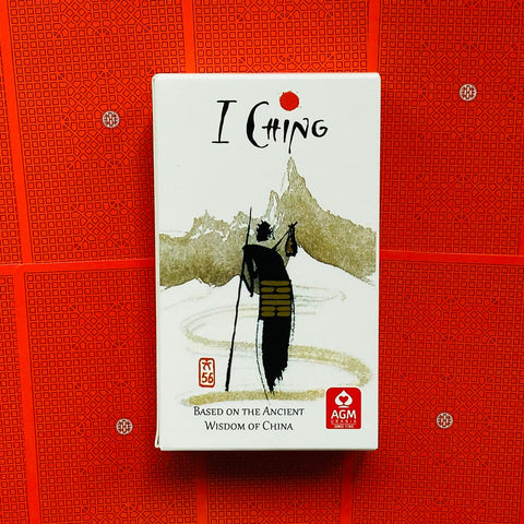 I Ching kortų rinkinys AGM, baltas priekis su keliautojo ir kalnų piešiniu, detali kompozicija prieš raudoną raštuotą foną