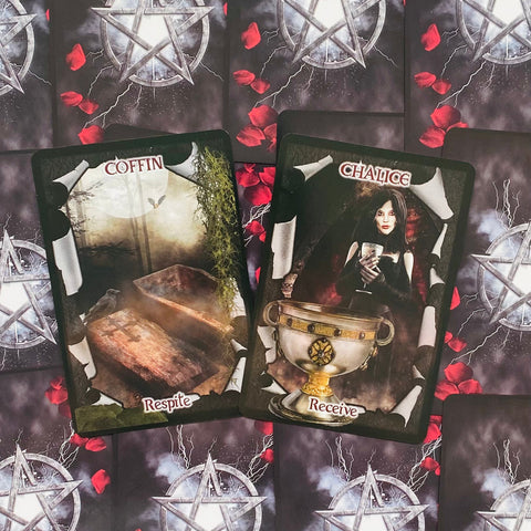 Tarot kortos su dviem atvertais kortomis Coffin (Respite) ir Chalice (Receive), gotikinis dizainas ir pentagramos nugarėlė