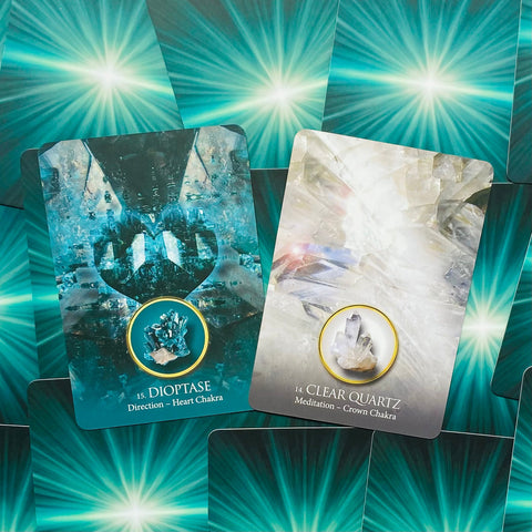 Orakulų kortos Dioptase ir Clear Quartz — dvi kortos parodytos ant turkio nugarėlių, pabrėžia čakrų reikšmes ir dizainą