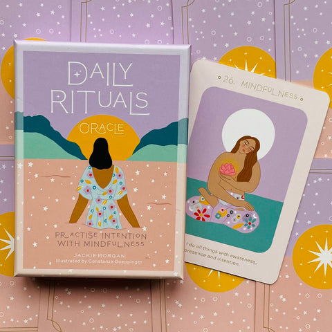 Orakulo kortos Daily Rituals — pastelinė dėžutė ir atidengta Mindfulness korta, skirta kasdienei meditacijos praktikai