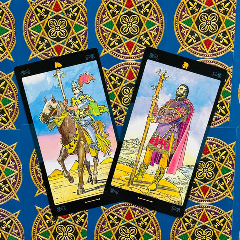 Tarot kortos – dvi iliustruotos kortos (Riteris ant žirgo ir Lazdų karalius) ant mėlynos nugarėlės su auksiniais pentakliais