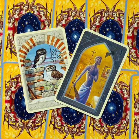 tarot kortos, dvi atverstos kortelės – pelėdų vaizdas ir žmogaus figūra prie arkos ant ryškios geltonos angelų nugarėlės