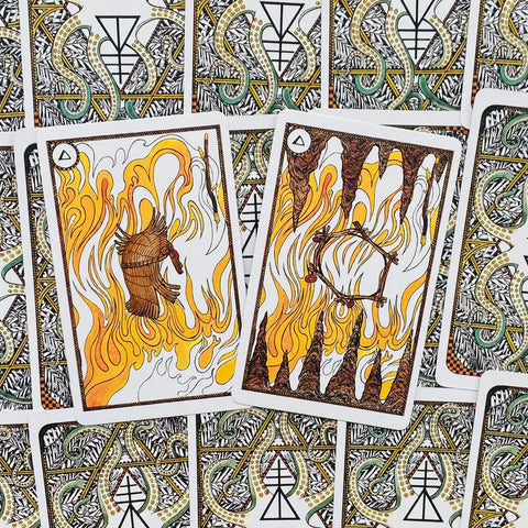 Tarot kortos su ryškiomis oranžinėmis ugnies iliustracijomis, dvi atvertos kortos iš viršaus rodo skirtingas figūras ir raštuotą nugarėlę