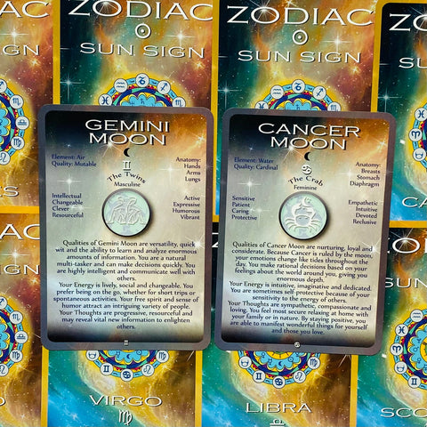 astrologijos kortos Dvyniai ir Vėžys mėnulio versijos — dvi priekinės kortos ant spalvingų zodiako dėžių fone