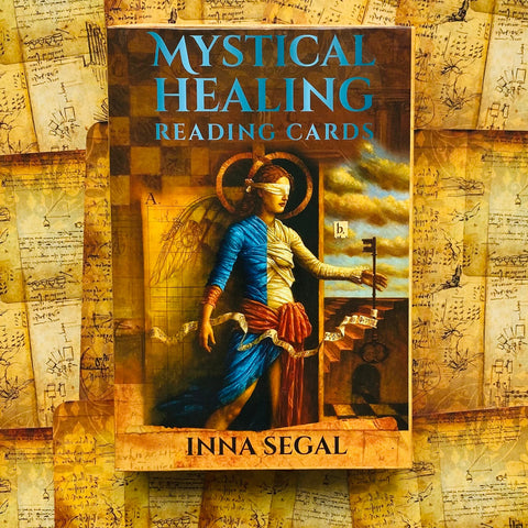 Mystical Healing skaitymo kortos (Inna Segal) — dėžutė centre ant senovinio dokumentų fono, pabrėžtas viršelio iliustracijos menas
