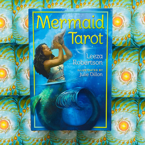 Mermaid Tarot kortų rinkinys, mėlyna dėžutė su undinės piešiniu, autorius Leeza Robertson, plokščias viršaus rodinys ant ornamentinio fono